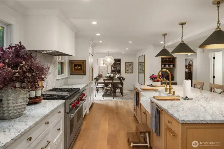 The circular layout flows intuitively from formal to informal living spaces. The circular layout flows intuitively from formal to informal living spaces.