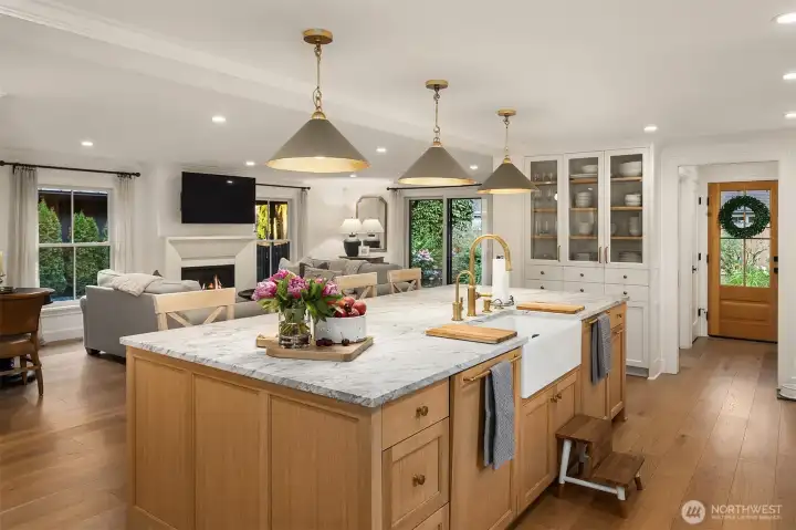 Dual built-in dishwashers + a generous island with seating for 5 make it easy to host a crowd. Dual built-in dishwashers + a generous island with seating for 5 make it easy to host a crowd.