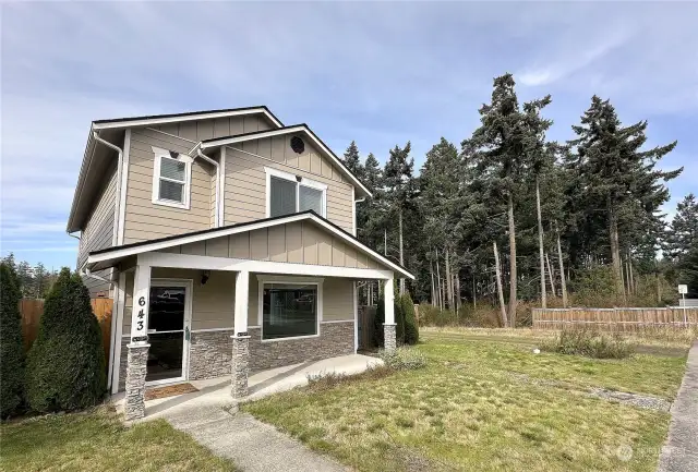 House surrounded by nature on two sides