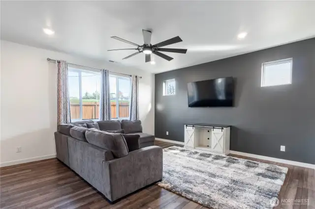 Living Room w/ceiling fan.
