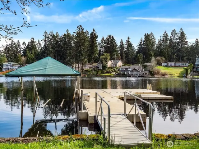 Durable EZ Dock made from polyethylene and boatlift