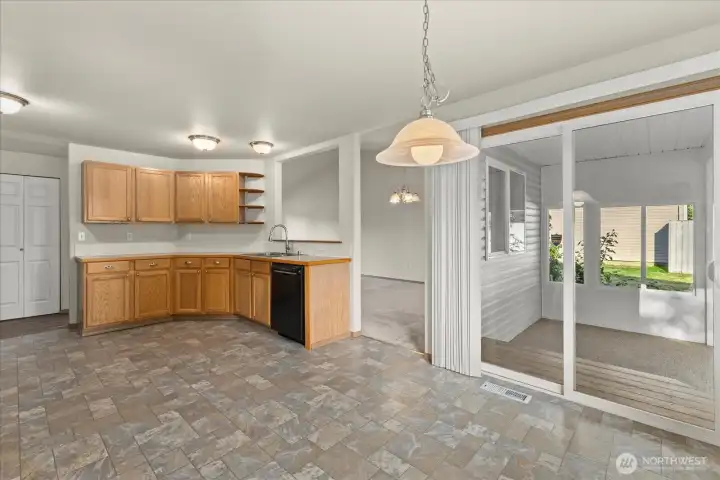 Kitchen Breakfast nook sliderto sun room