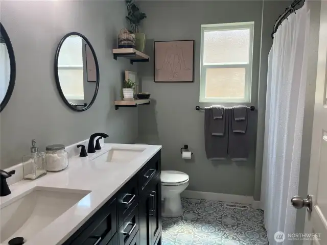 Main Bath (upstairs)