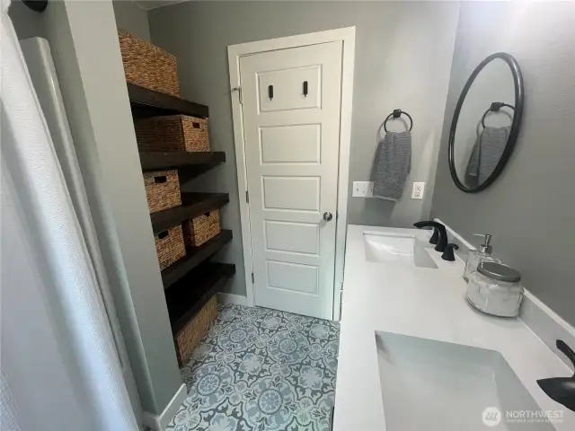 Main Bath (upstairs)
