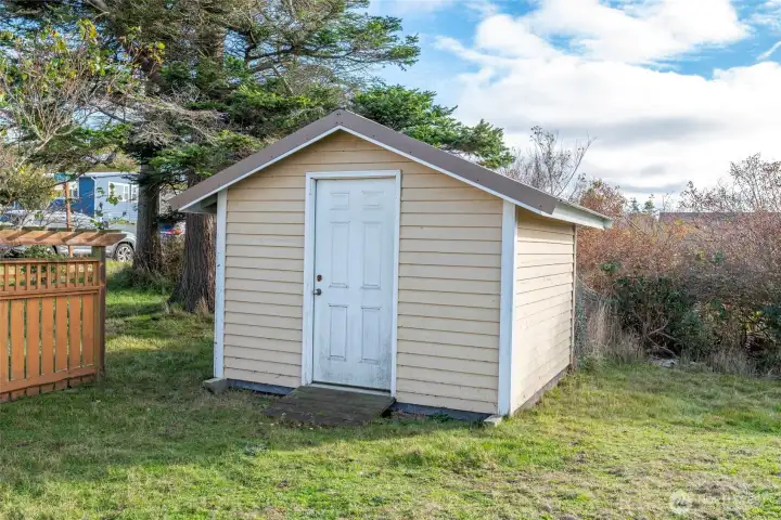 Handy garden shed with plenty of shelves.