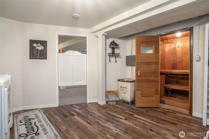 sauna/laundry/storage