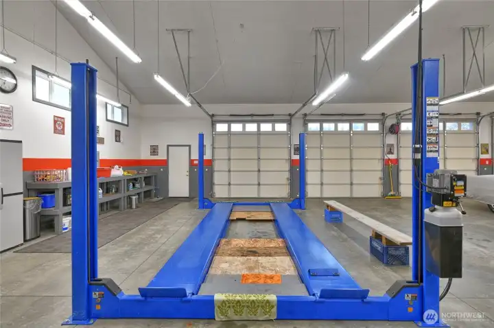 Another look at the car lift.