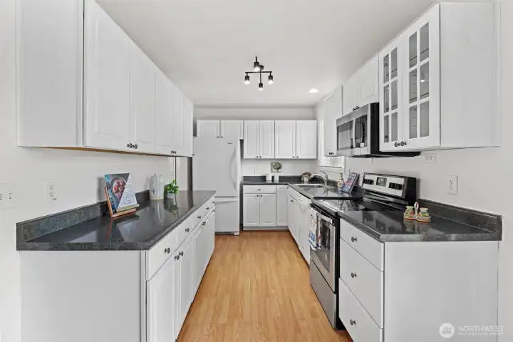 Great flow in the kitchen with 2 entrances