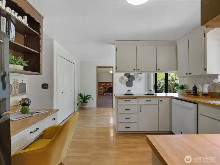 Kitchen and little desk pace