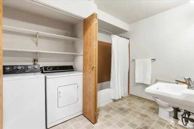 Extra Lage Bath with full size washer and dryer