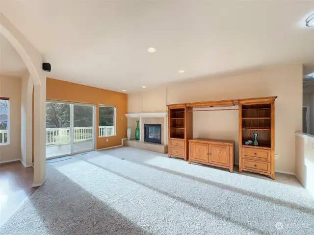 Living room w/Fireplace