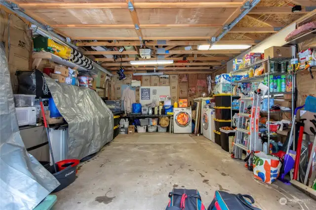 Garage w/d and storage