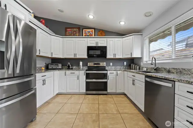 Kitchen remodel in 2022. All new appliances stay.