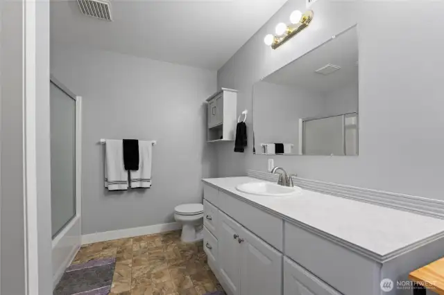 Full bath off bonus room