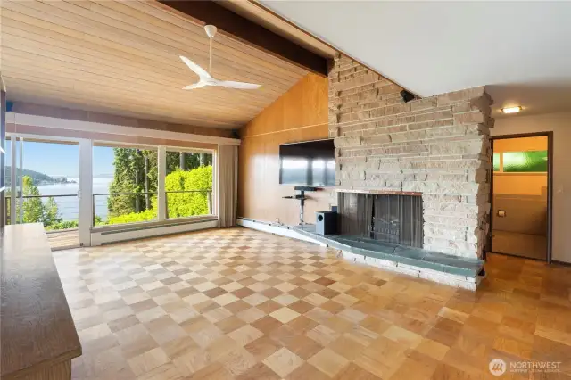 Living room w/fireplace