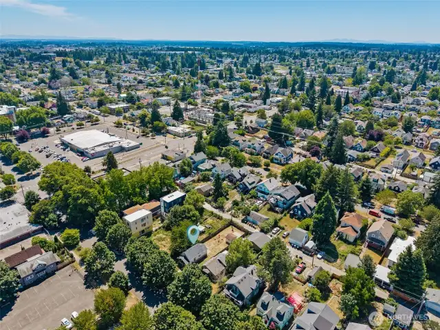 Just steps to shopping, dining, parks & transit—this location can't be beat!