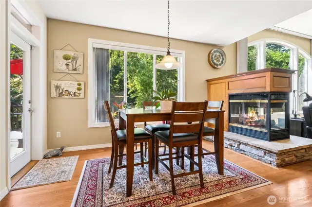 Bright and cheerful nook with views of the surrounding greenery.