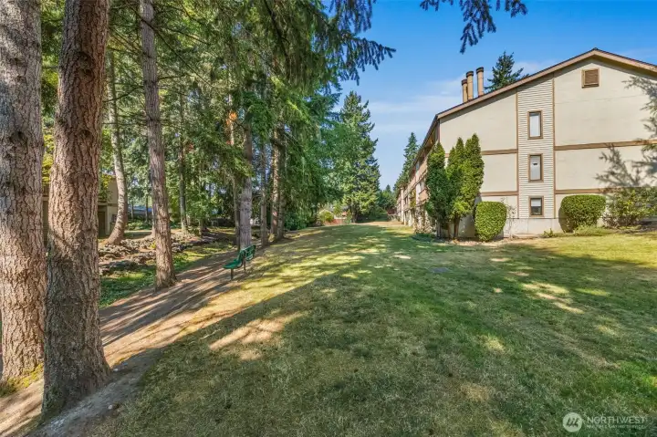 Meticulously maintained common areas with plenty of green space for relaxing or strolling ???