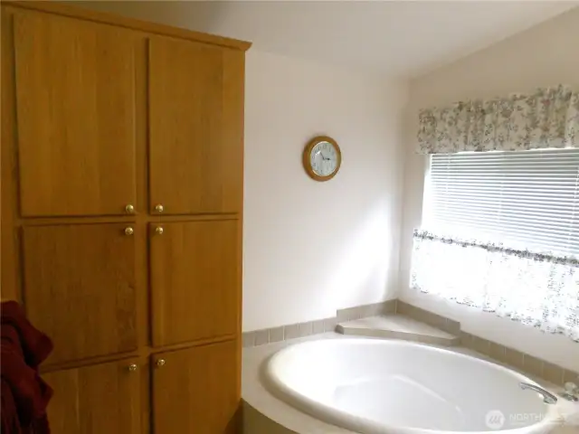 Soaking tub and linen closets at your service.