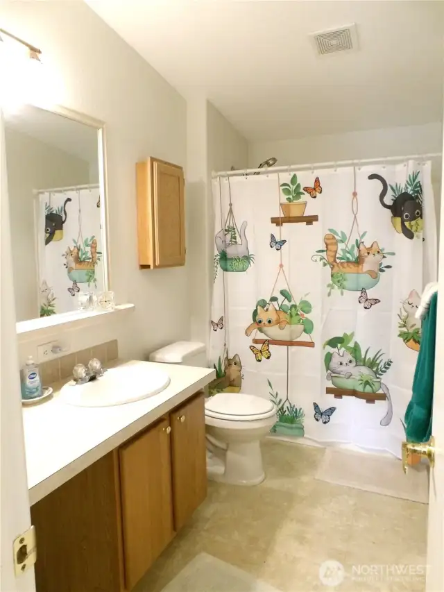 2nd Bathroom is such a great feauture.