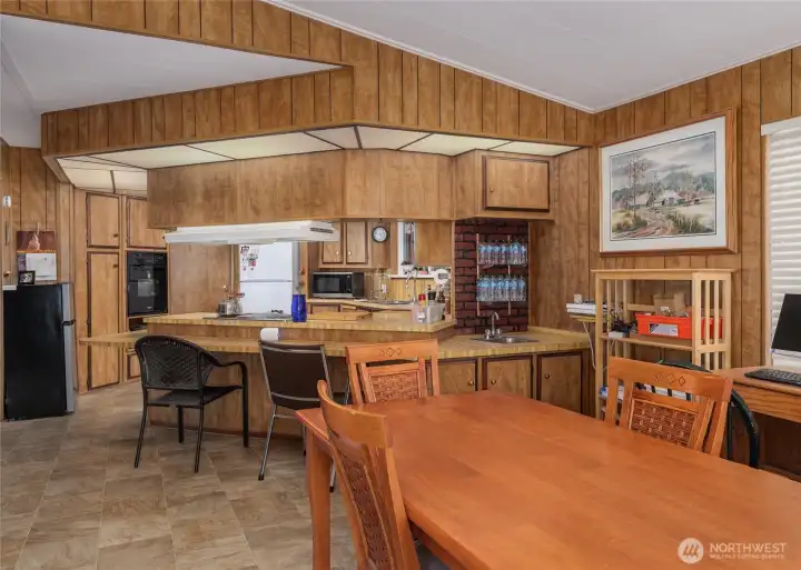 Dining area with wet bar