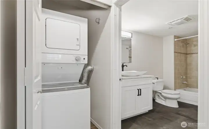 In-unit washer/dryer.