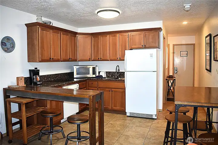 granite counters and all appliances stay in the kitchen