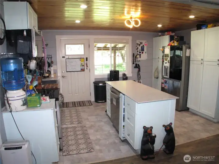 great kitchen with high end appliances