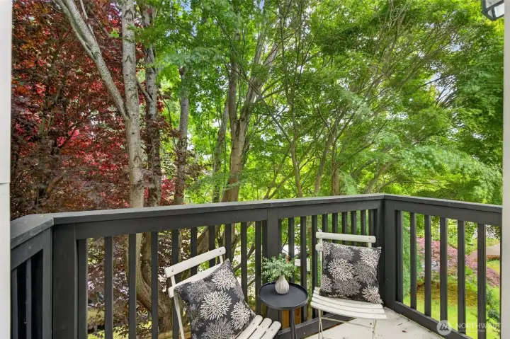 Balcony with seating in your tree-top oasis or BBQ
