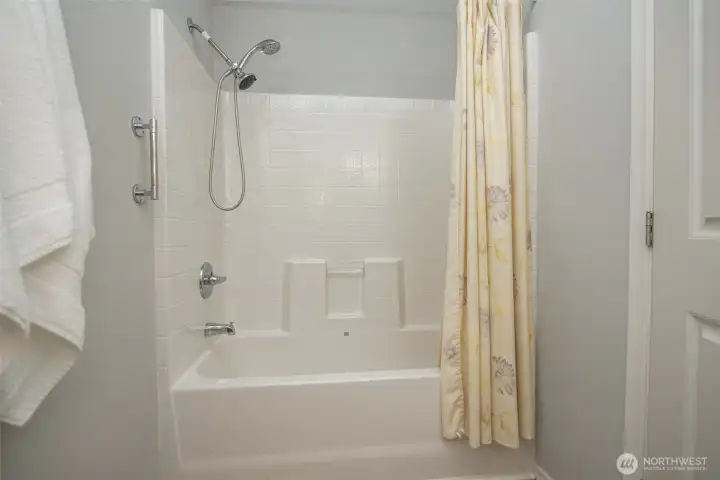 Full Bath Room off Hall