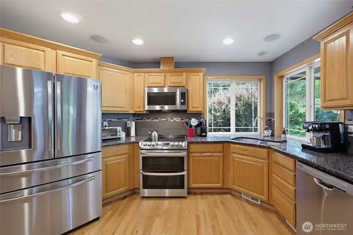 Perfect kitchen to host a dinner party or just cooking an evening meal. Lots of natural lighting over looking the side yard & entry.