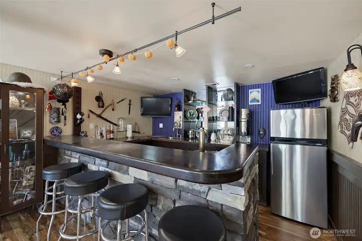 Invite the friends- host the large party & have a great time in this lower level bonus room!