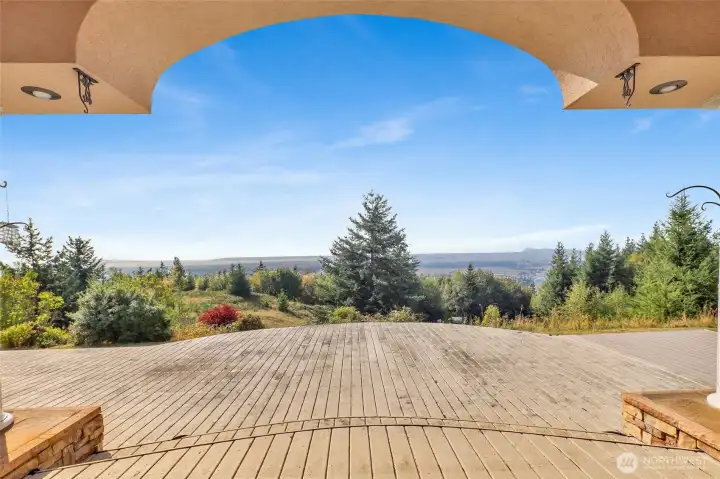 Back private deck is STUNNING