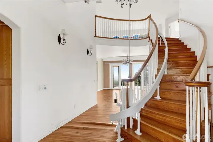 Swooping entry stairway
