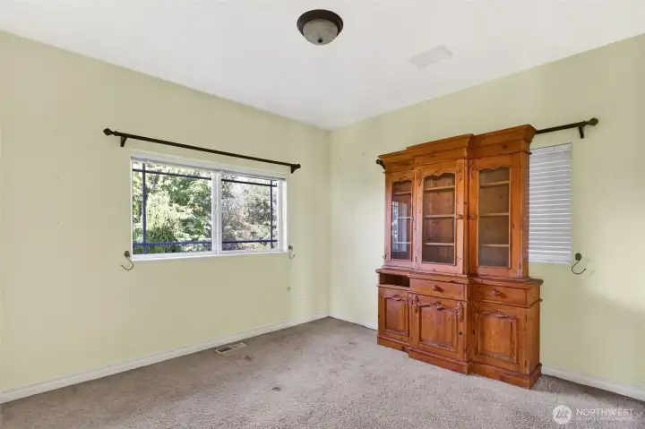 Rooms and flex spaces for office/gym/craft room