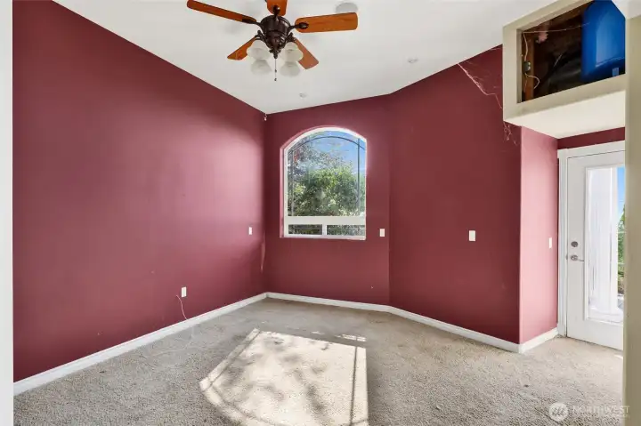 Beautiful natural light in this ready for you fixer!