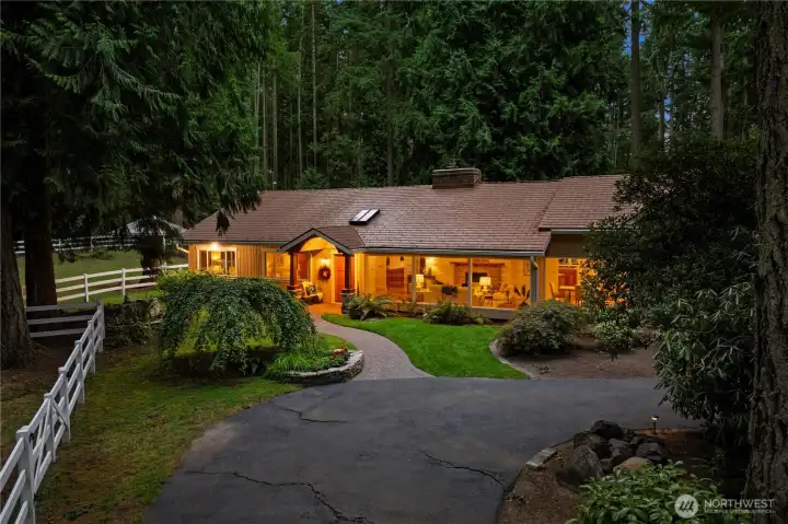 Welcome home to Bridlewood Circle.