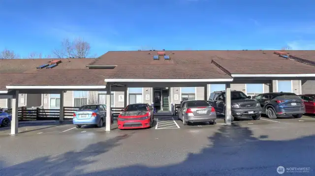 Conveniently located condo situated on Lea Hill is waiting for you to call this home!