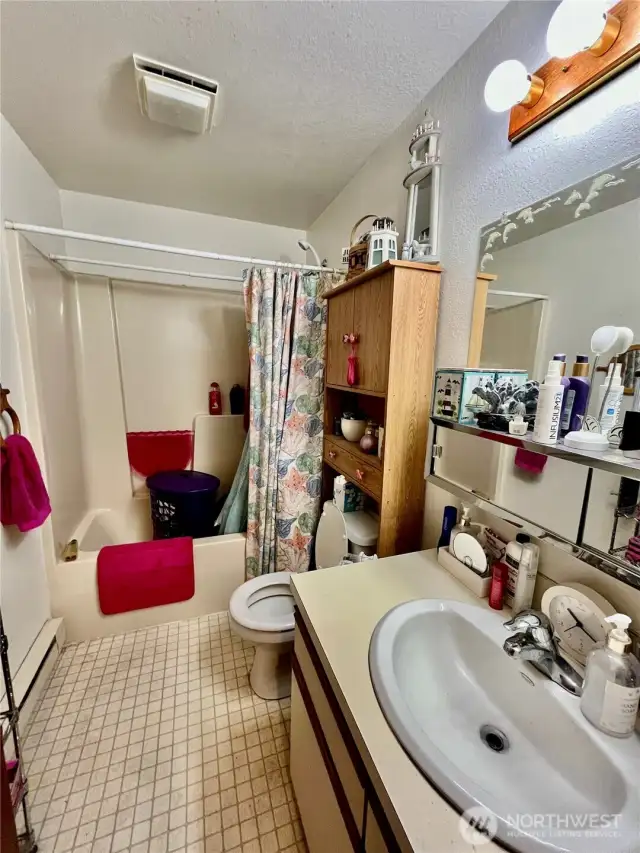 Unit 4 Full bathroom