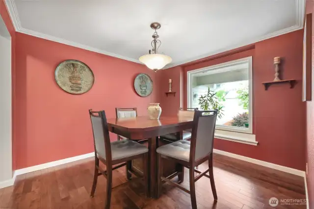 Offering a big beautiful bay window for plenty of light pouring through.