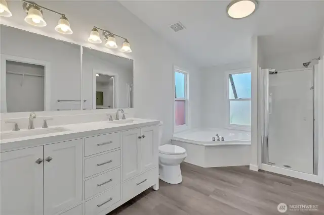 En suite right off of the main bedroom