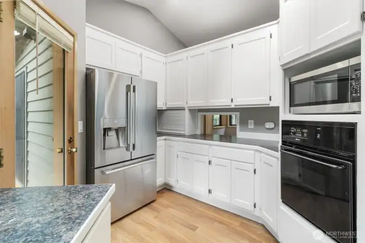 Brand new Samsung Signature Select Refrigerator with caft ice cubes