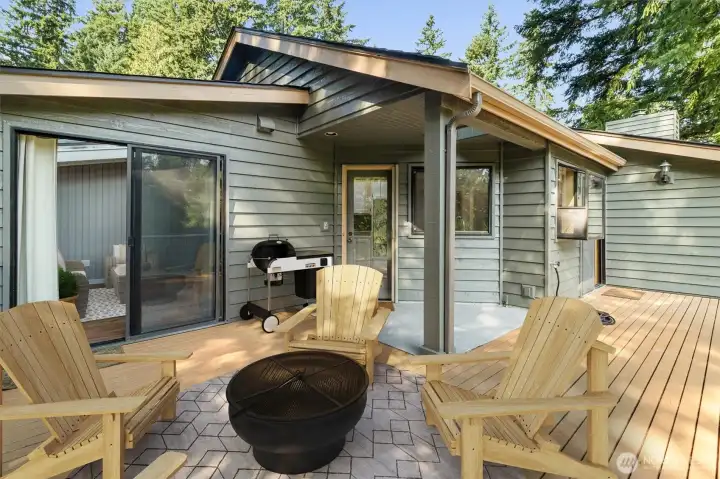 Deck (virtually staged)