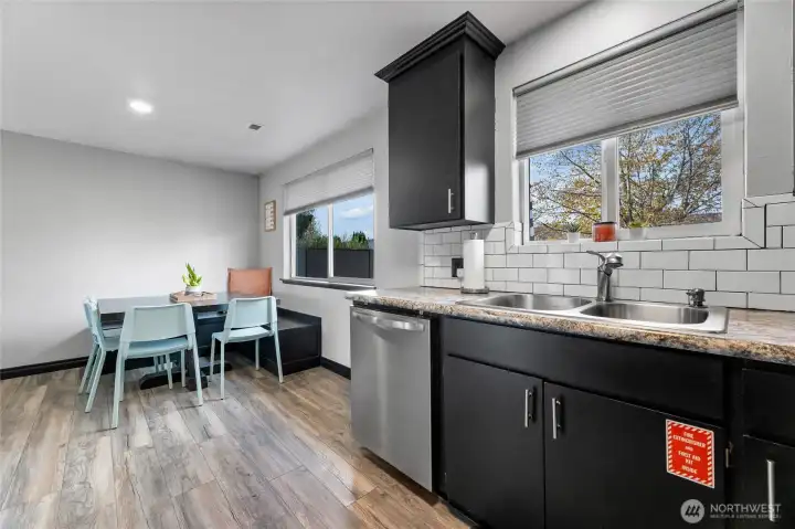 ~Kitchen flows in to Dining Area~