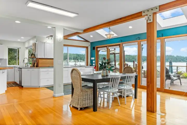 dining room with wet bar