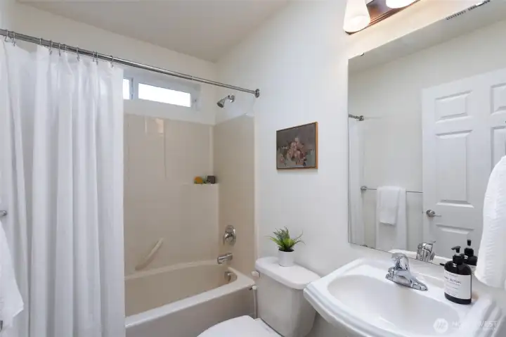 Full bathroom in the hallway between bedroom 1 and 2.