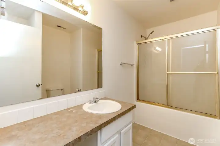 Upstairs full guest bath