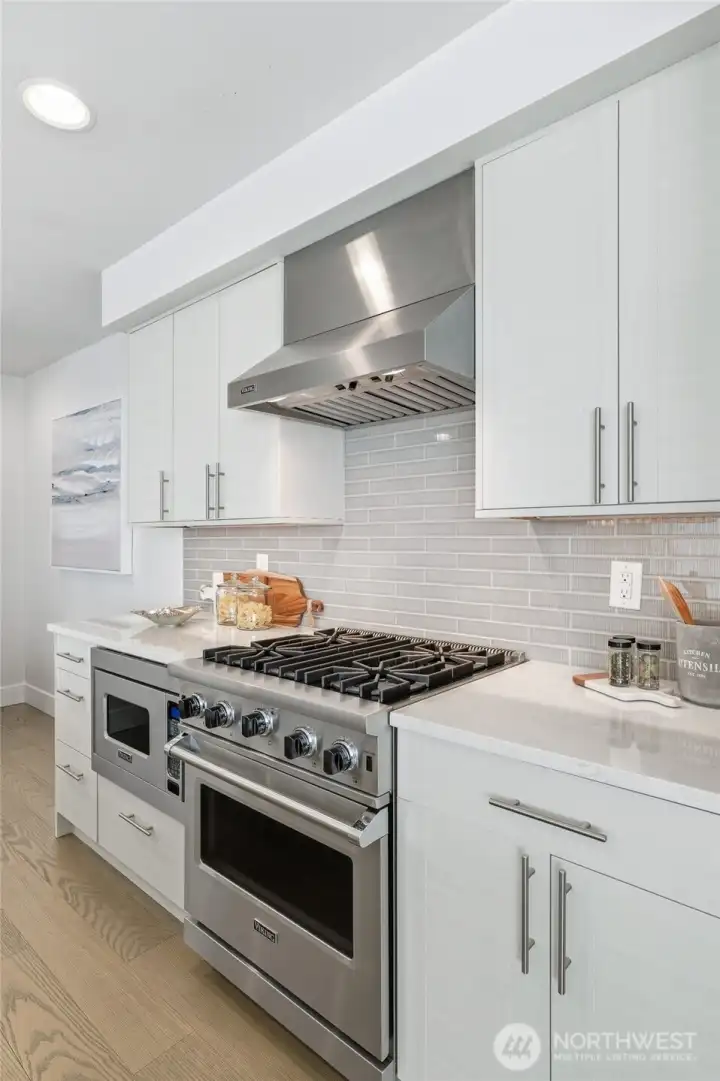 Imagine the meals you can cook up here!  Viking gas range