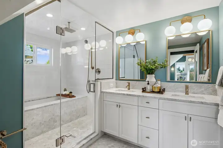 Exquisit 5-piece primary bathroom.