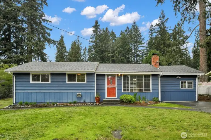 Solid single story home in Lynnwood with lots of space!